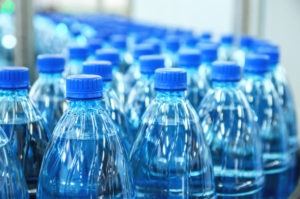 Вода в пластиковых бутылках