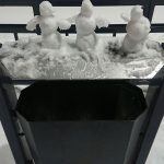 Снеговики на мусорной урне